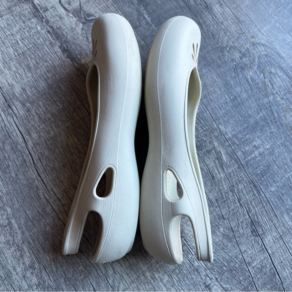 Crocs slip on sandals ivory size 9 - Picture 5 of 9